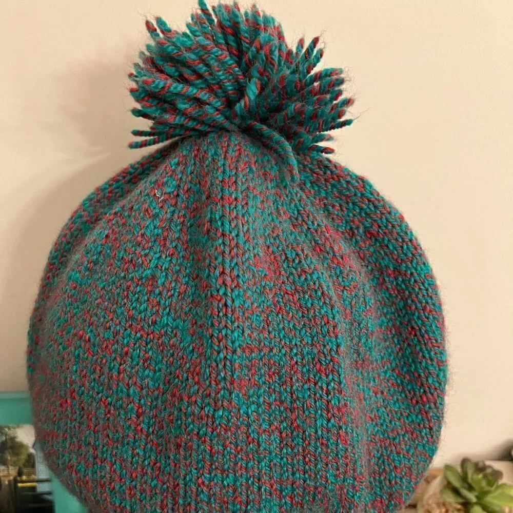 Women’s acrylic winter Pom hat.